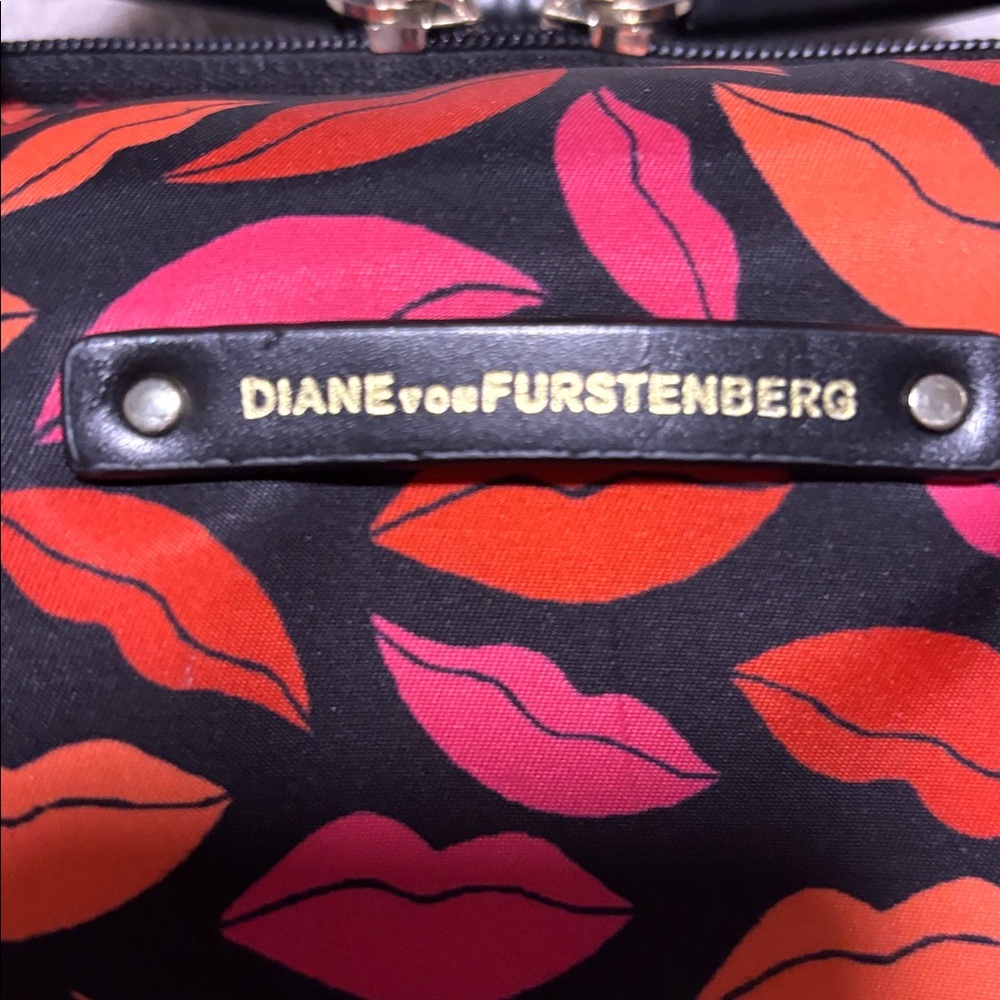 Diane Von Furstenberg… RARE..Toiletry Cosmetics Multiple Compartments Tote. - Picture 2 of 5